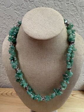 Fashion Jewelry Green Chip Bead Necklace with Silver Accents
